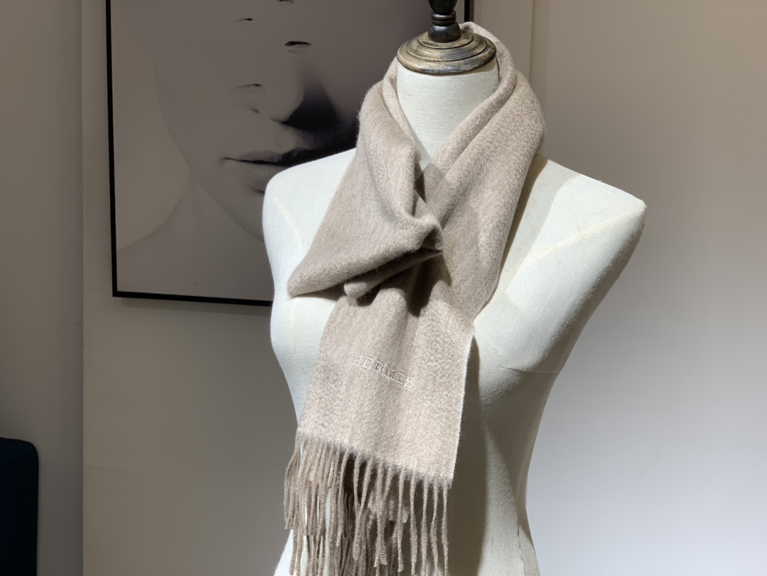 HERMES 爱马仕 秋冬新款羊绒围巾 奶昔白 两用AB面 情侣款 男女通用 30*180cm 5A级纯羊绒 原版全套包装 Birkinmm 铂金女王
