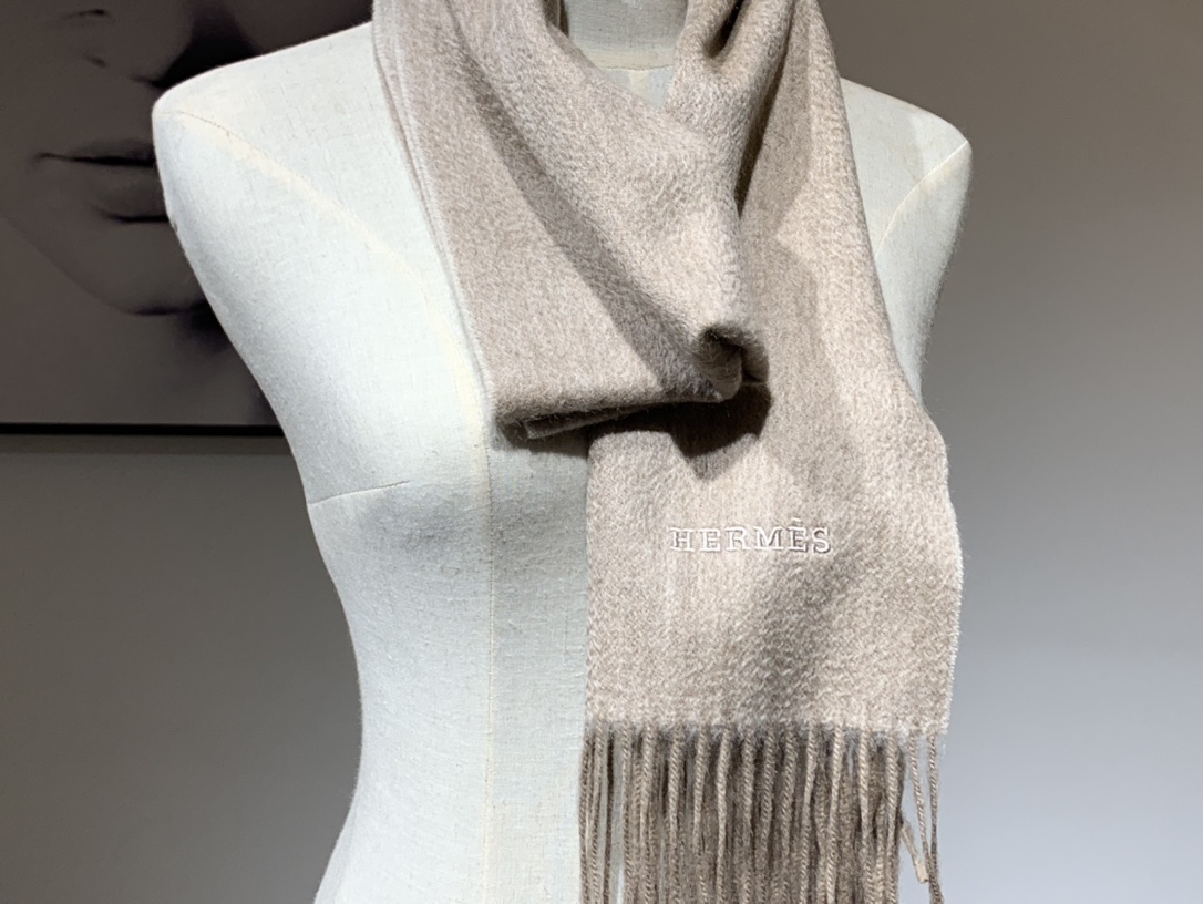 HERMES 爱马仕 秋冬新款羊绒围巾 奶昔白 两用AB面 情侣款 男女通用 30*180cm 5A级纯羊绒 原版全套包装 Birkinmm 铂金女王