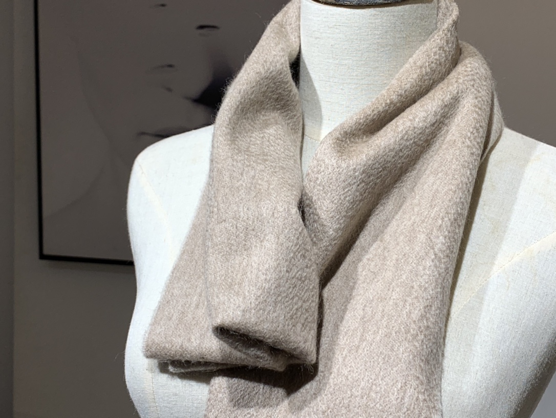HERMES 爱马仕 秋冬新款羊绒围巾 奶昔白 两用AB面 情侣款 男女通用 30*180cm 5A级纯羊绒 原版全套包装 Birkinmm 铂金女王