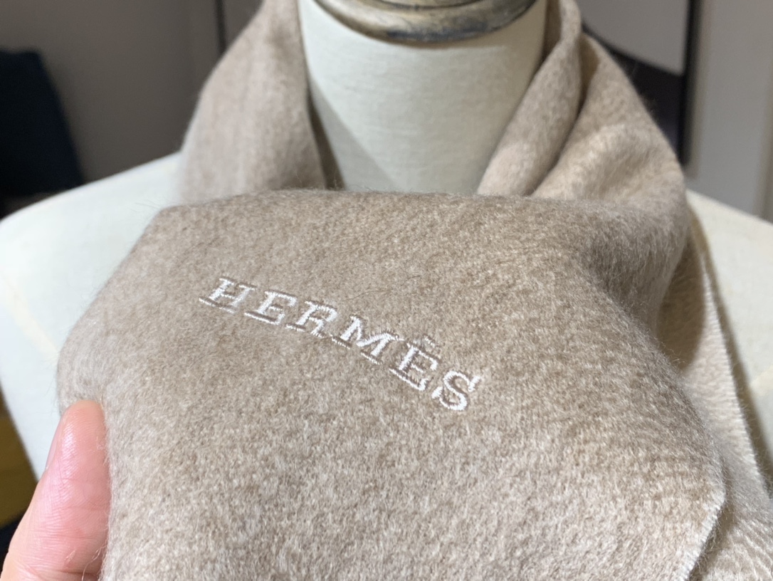 HERMES 爱马仕 秋冬新款羊绒围巾 奶昔白 两用AB面 情侣款 男女通用 30*180cm 5A级纯羊绒 原版全套包装 Birkinmm 铂金女王