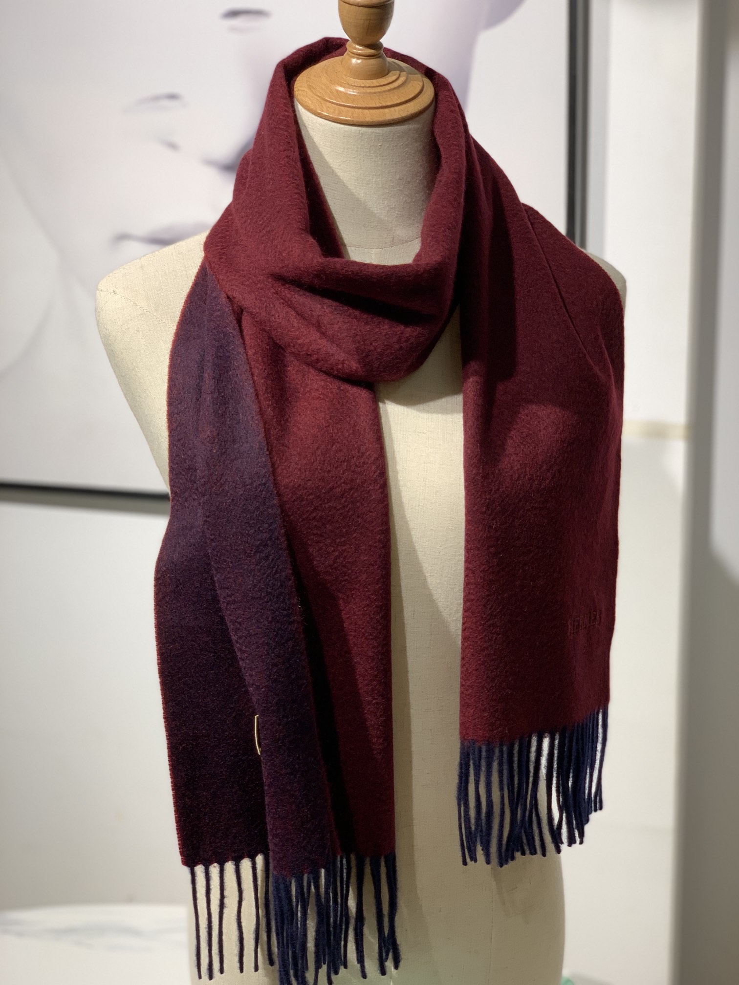 HERMES 爱马仕 秋冬新款羊绒围巾 酒红色 两用AB面 情侣款 男女通用 30*180cm 5A级纯羊绒 原版全套包装 Birkinmm 铂金女王
