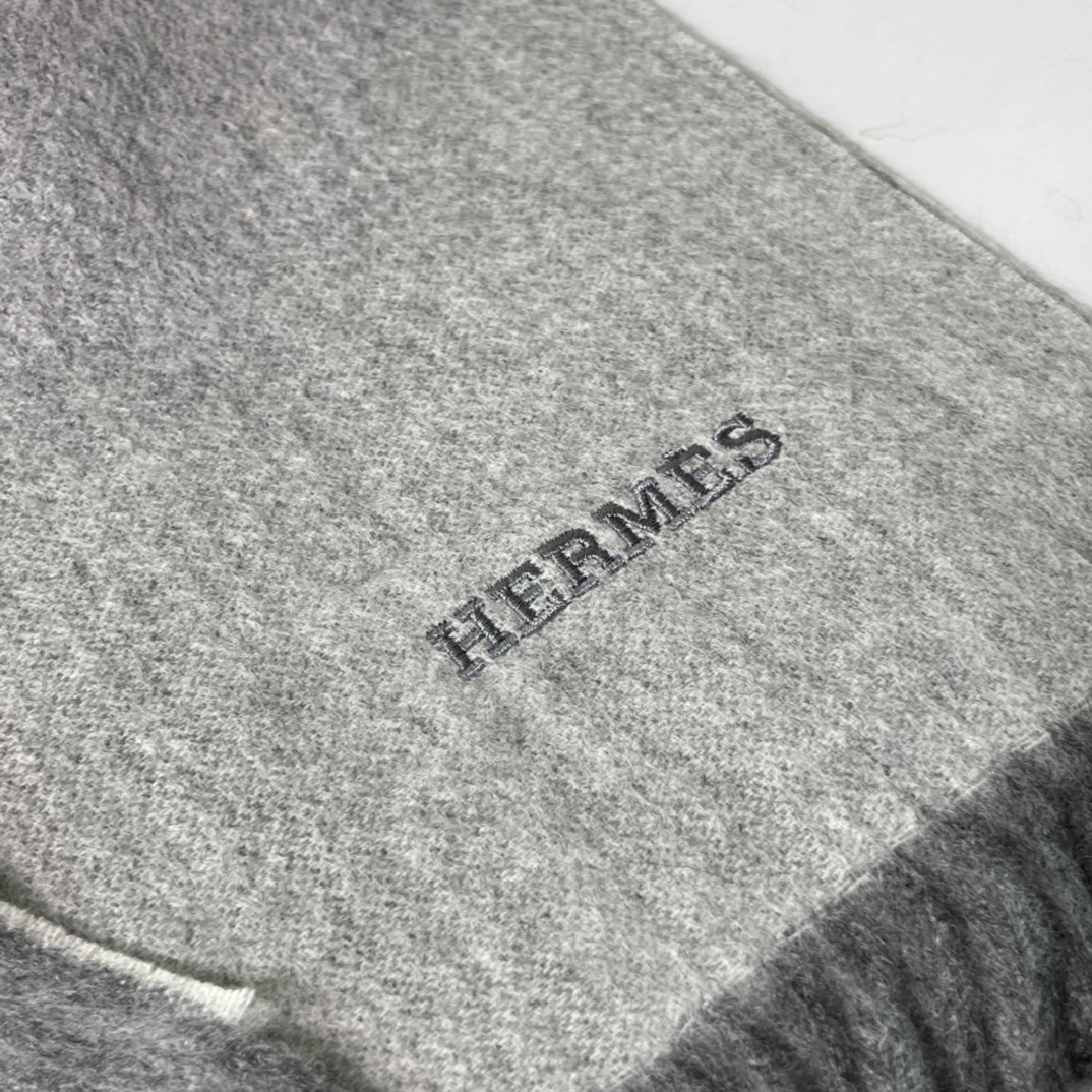 HERMES 爱马仕 秋冬新款羊绒围巾 灰色 两用AB面 情侣款 男女通用 30*180cm 5A级纯羊绒 原版全套包装 Birkinmm 铂金女王