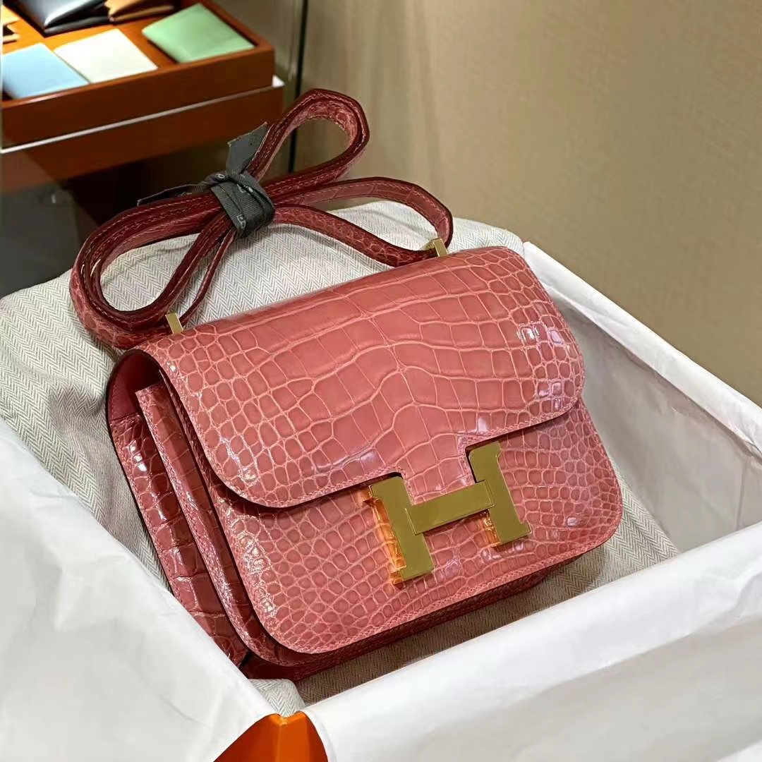 HERMES 爱马仕 【现货】 空姐包 Constance 19cm U5 Rose eLipstick唇膏粉 Alligator 美洲鳄 现货 进口蜜蜡线 全手工制作