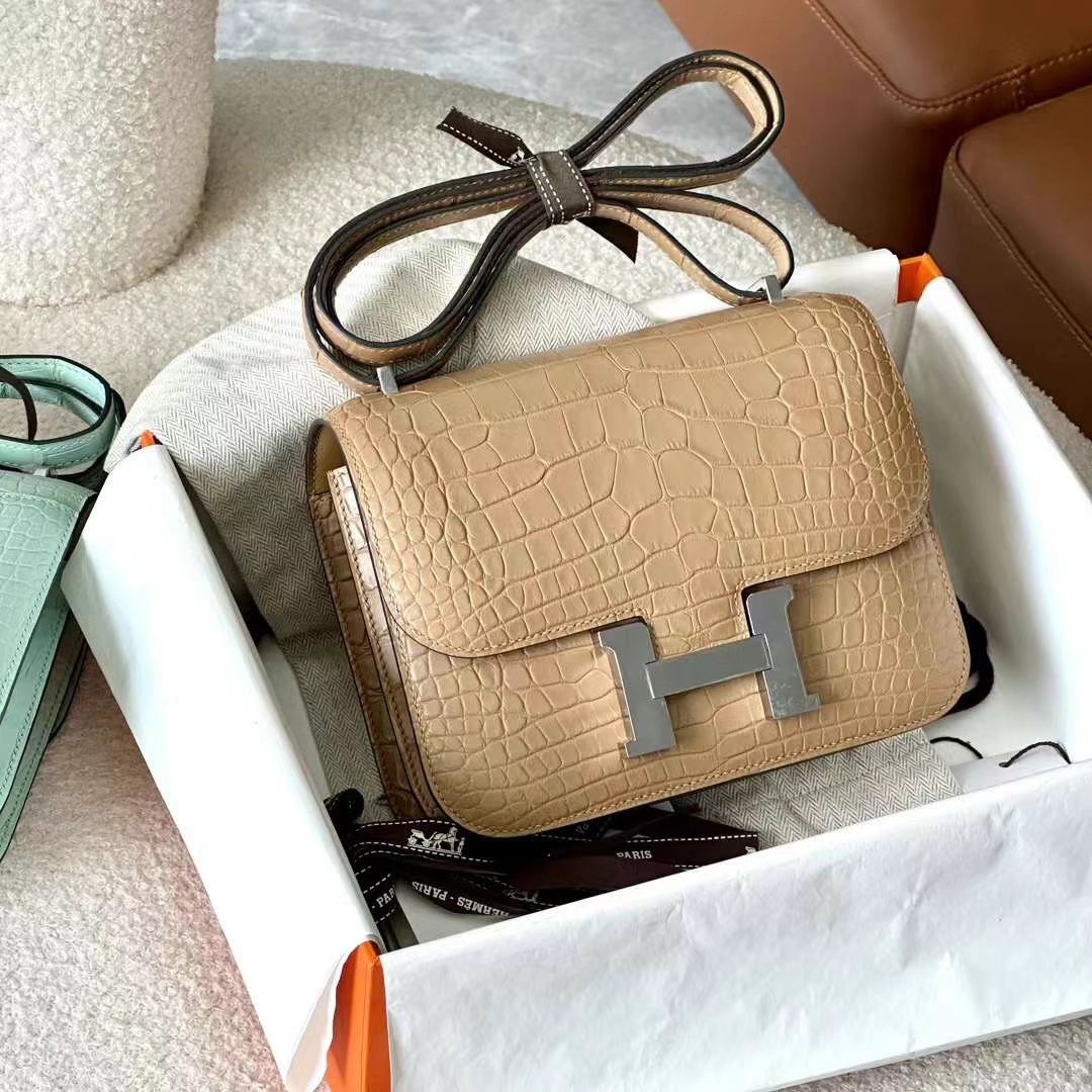 HERMES 爱马仕 Constance 19CM Alligator 美洲鳄 0M Chai 奶茶色 进口蜜蜡线 全手工制作