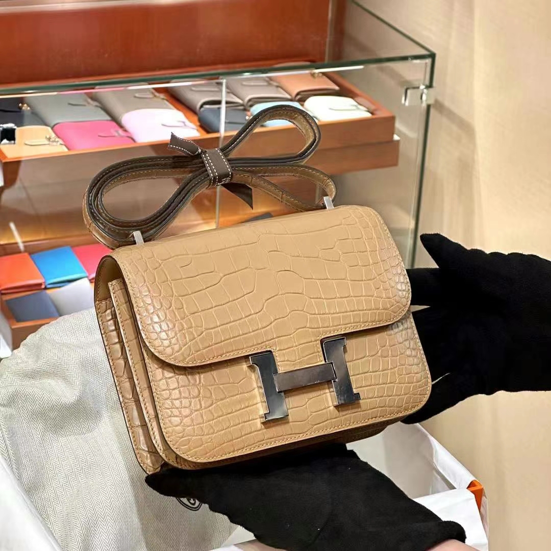 HERMES 爱马仕 【现货】 空姐包 Constance 19cm 0M Chai奶茶色 Alligator 美洲鳄 现货 进口蜜蜡线 全手工制作