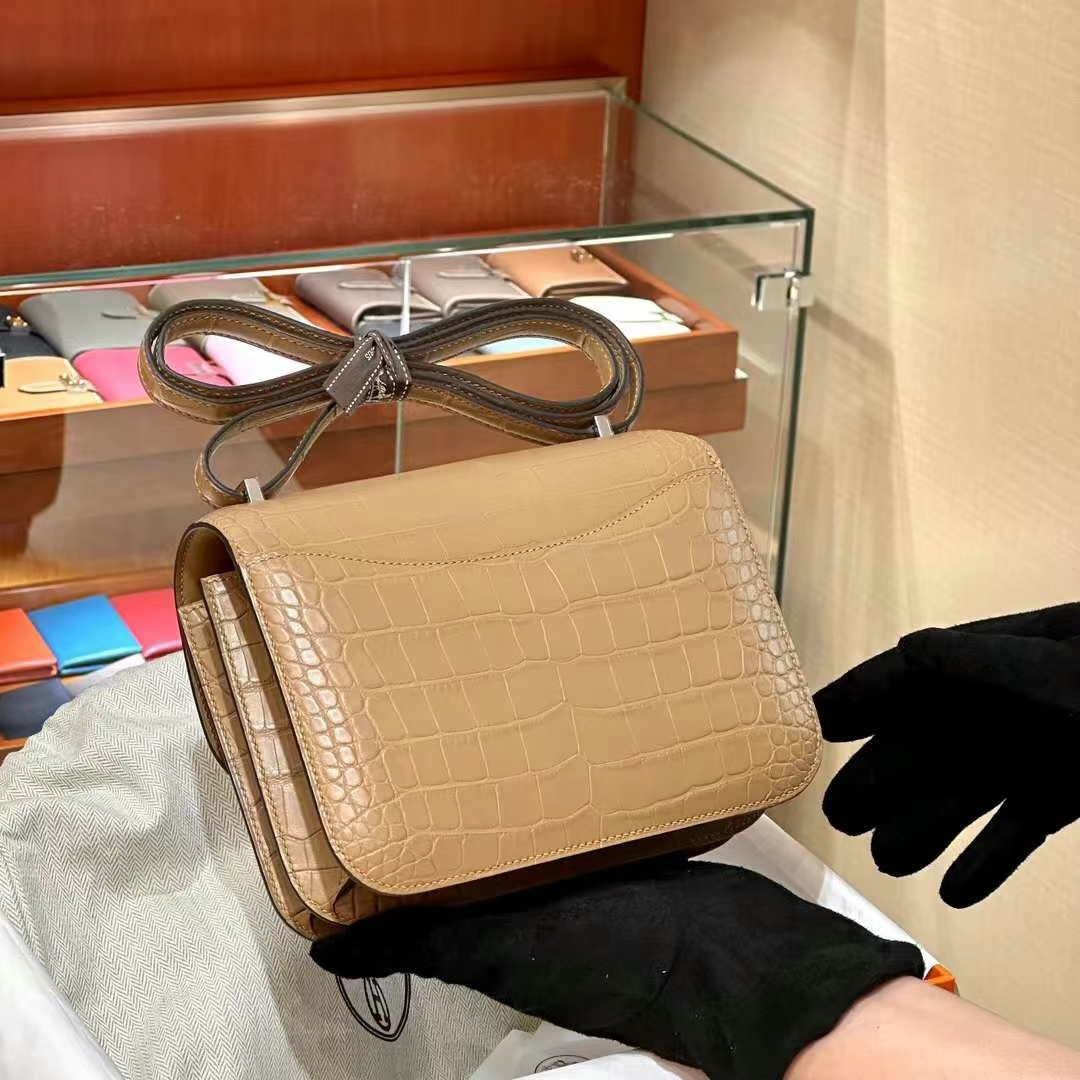 HERMES 爱马仕 【现货】 空姐包 Constance 19cm 0M Chai奶茶色 Alligator 美洲鳄 现货 进口蜜蜡线 全手工制作