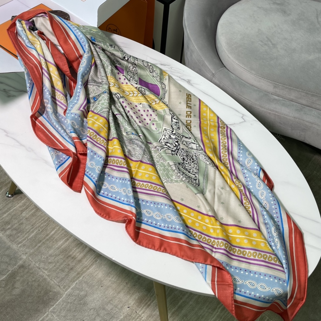 HERMES秋冬《高贵马鞍Bandana》丝绒披肩 140 x140cm 70%山羊绒 30%桑蚕丝 纯手工卷边-铂金女王 HERMES秋冬《高贵马鞍Bandana》丝绒披肩 140 x140cm 70%山羊绒 30%桑蚕丝 纯手工卷边