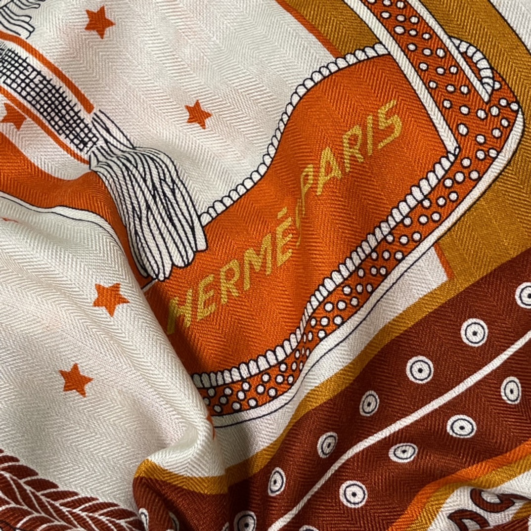 HERMES秋冬《高贵马鞍Bandana》丝绒披肩 140 x140cm 70%山羊绒 30%桑蚕丝 纯手工卷边