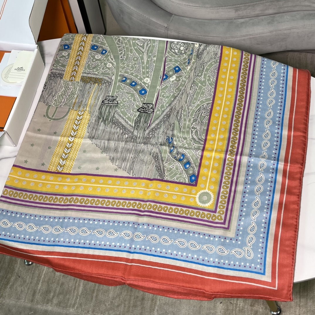 HERMES秋冬《高贵马鞍Bandana》丝绒披肩 140 x140cm 70%山羊绒 30%桑蚕丝 纯手工卷边