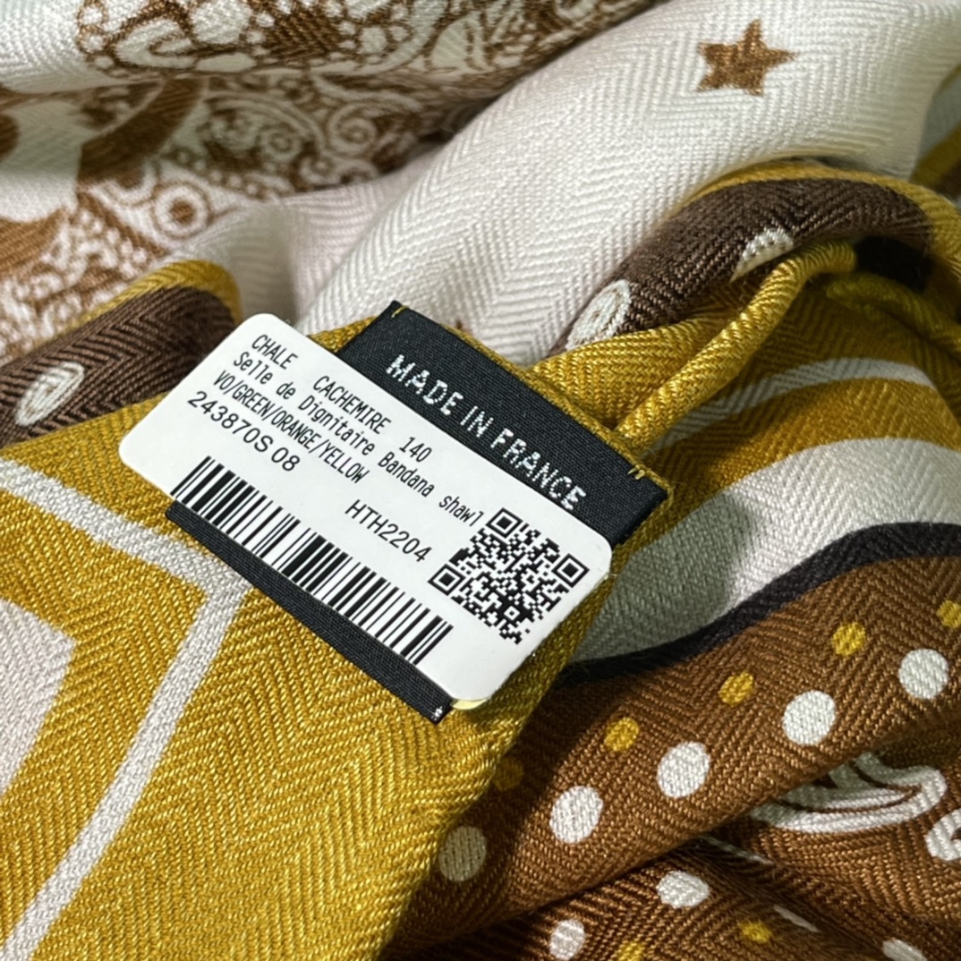 HERMES秋冬《高贵马鞍Bandana》丝绒披肩 140 x140cm 70%山羊绒 30%桑蚕丝 纯手工卷边