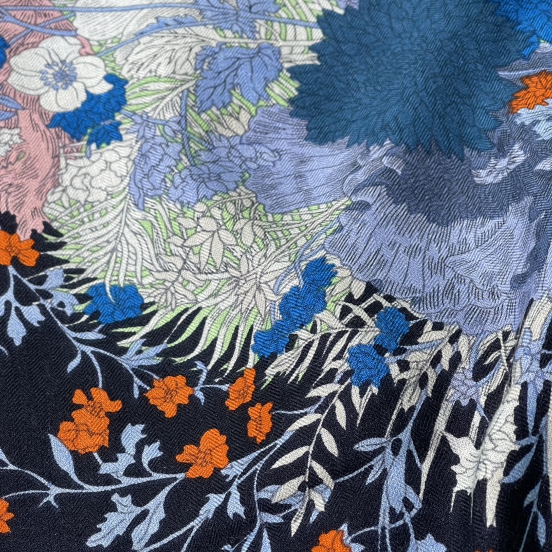 Hermes秋冬丝绒披肩 140 x140cm 70%山羊绒 30%桑蚕丝 纯手工卷边