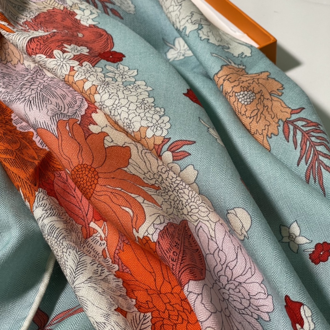 Hermes秋冬丝绒披肩 140 x140cm 70%山羊绒 30%桑蚕丝 纯手工卷边