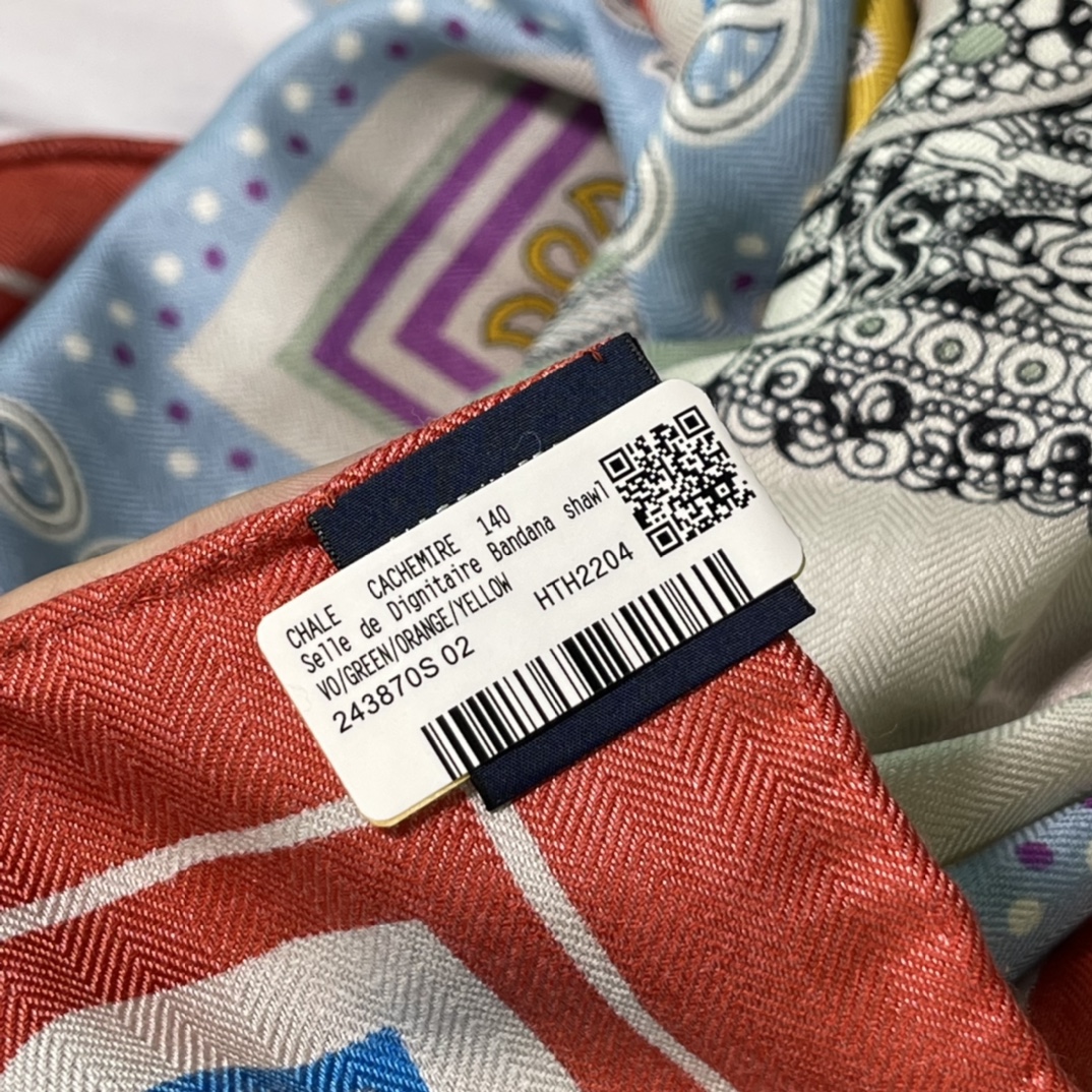 HERMES秋冬《高贵马鞍Bandana》丝绒披肩 140 x140cm 70%山羊绒 30%桑蚕丝 纯手工卷边