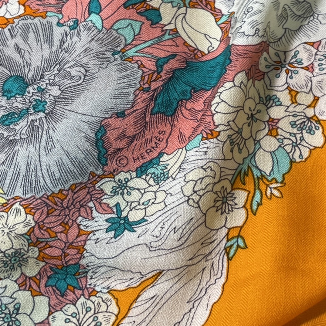 Hermes秋冬丝绒披肩 140 x140cm 70%山羊绒 30%桑蚕丝 纯手工卷边