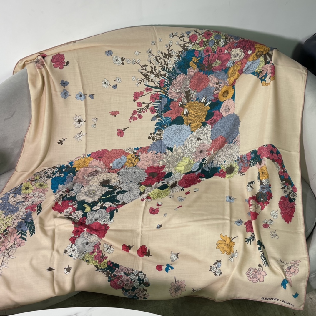 Hermes秋冬丝绒披肩 140 x140cm 70%山羊绒 30%桑蚕丝 纯手工卷边