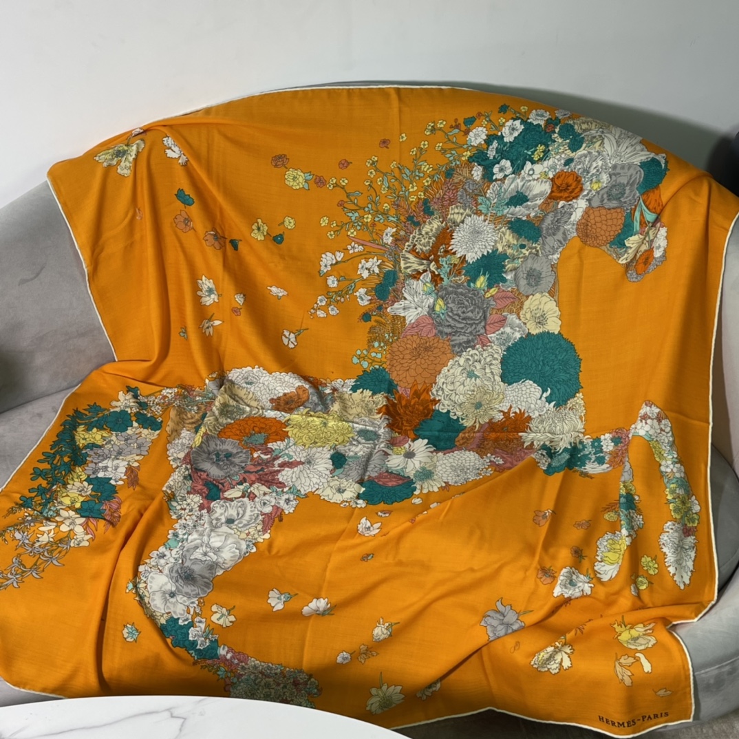 Hermes秋冬丝绒披肩 140 x140cm 70%山羊绒 30%桑蚕丝 纯手工卷边