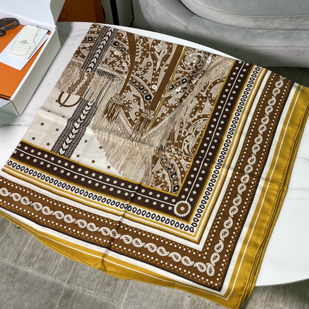 HERMES秋冬《高贵马鞍Bandana》丝绒披肩 140 x140cm 70%山羊绒 30%桑蚕丝 纯手工卷边