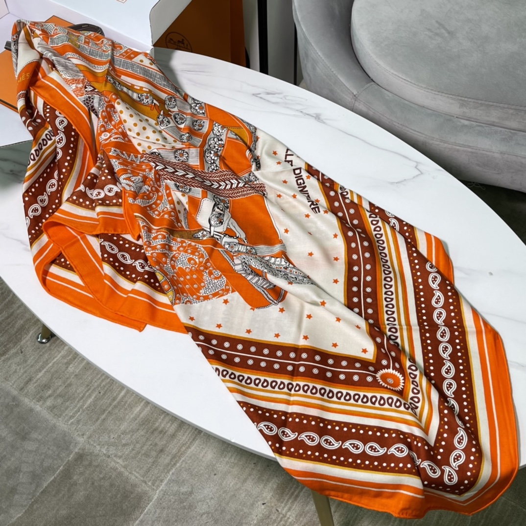 HERMES秋冬《高贵马鞍Bandana》丝绒披肩 140 x140cm 70%山羊绒 30%桑蚕丝 纯手工卷边