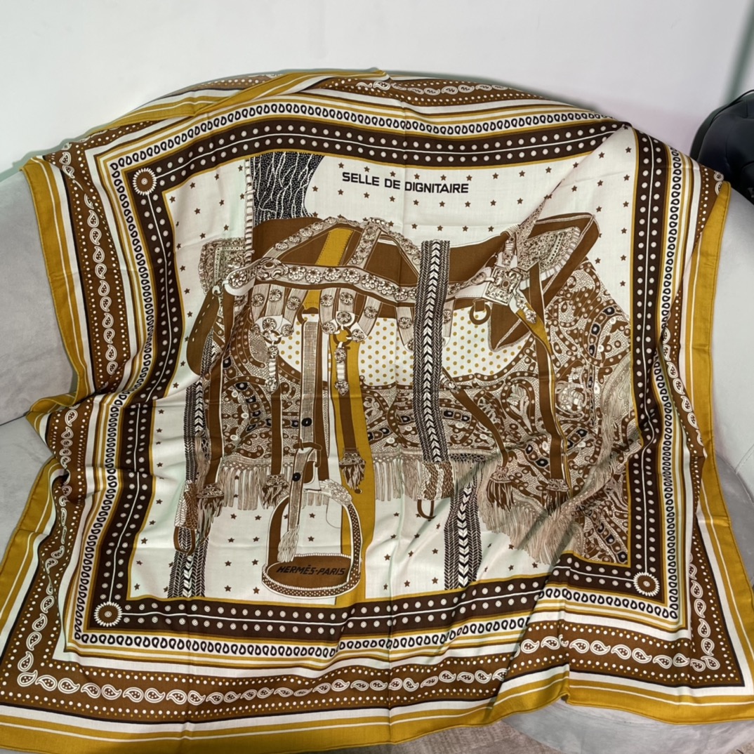 HERMES秋冬《高贵马鞍Bandana》丝绒披肩 140 x140cm 70%山羊绒 30%桑蚕丝 纯手工卷边