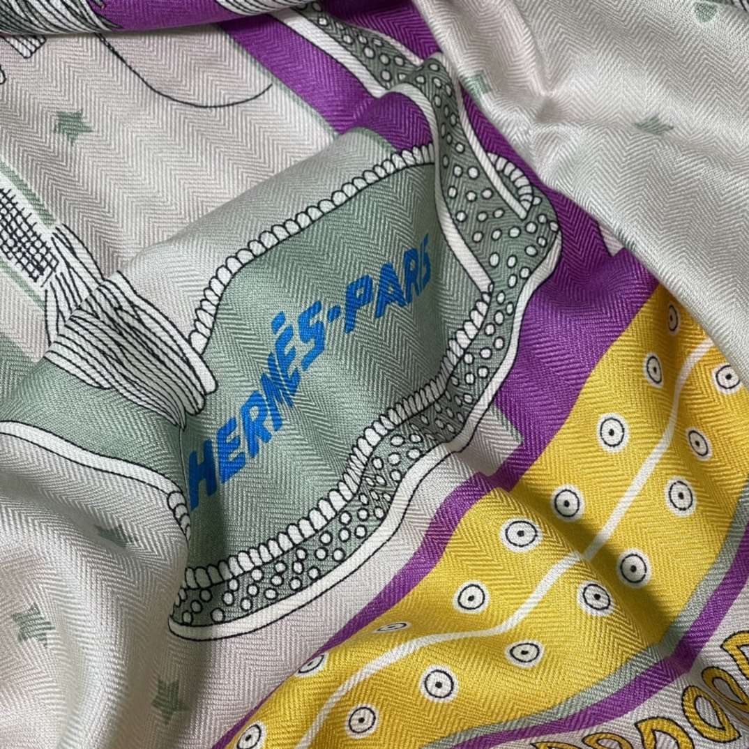 HERMES秋冬《高贵马鞍Bandana》丝绒披肩 140 x140cm 70%山羊绒 30%桑蚕丝 纯手工卷边