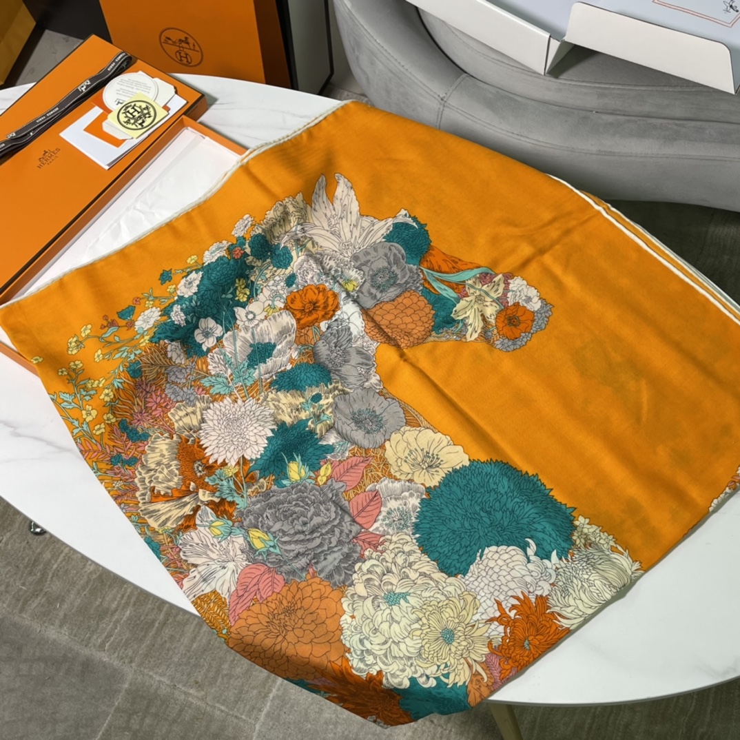 Hermes秋冬丝绒披肩 140 x140cm 70%山羊绒 30%桑蚕丝 纯手工卷边-铂金女王 Hermes秋冬丝绒披肩 140 x140cm 70%山羊绒 30%桑蚕丝 纯手工卷边