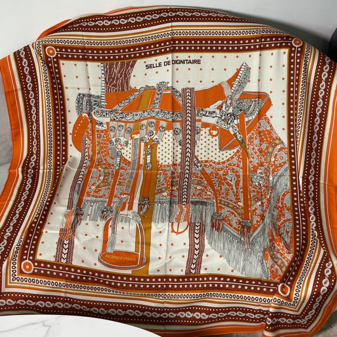 HERMES秋冬《高贵马鞍Bandana》丝绒披肩 140 x140cm 70%山羊绒 30%桑蚕丝 纯手工卷边