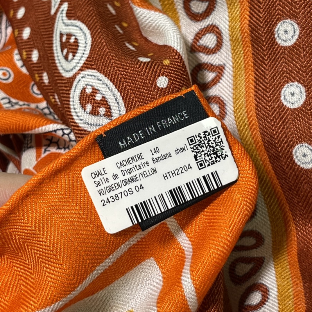 HERMES秋冬《高贵马鞍Bandana》丝绒披肩 140 x140cm 70%山羊绒 30%桑蚕丝 纯手工卷边