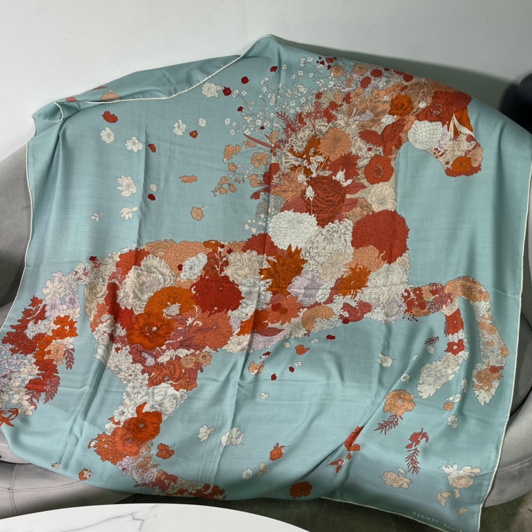 Hermes秋冬丝绒披肩 140 x140cm 70%山羊绒 30%桑蚕丝 纯手工卷边