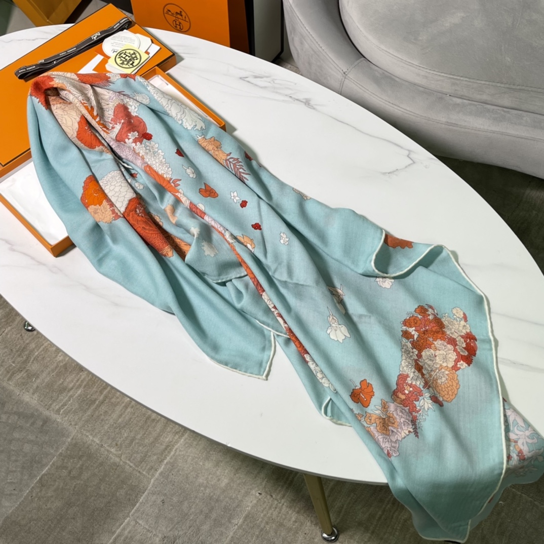 Hermes秋冬丝绒披肩 140 x140cm 70%山羊绒 30%桑蚕丝 纯手工卷边