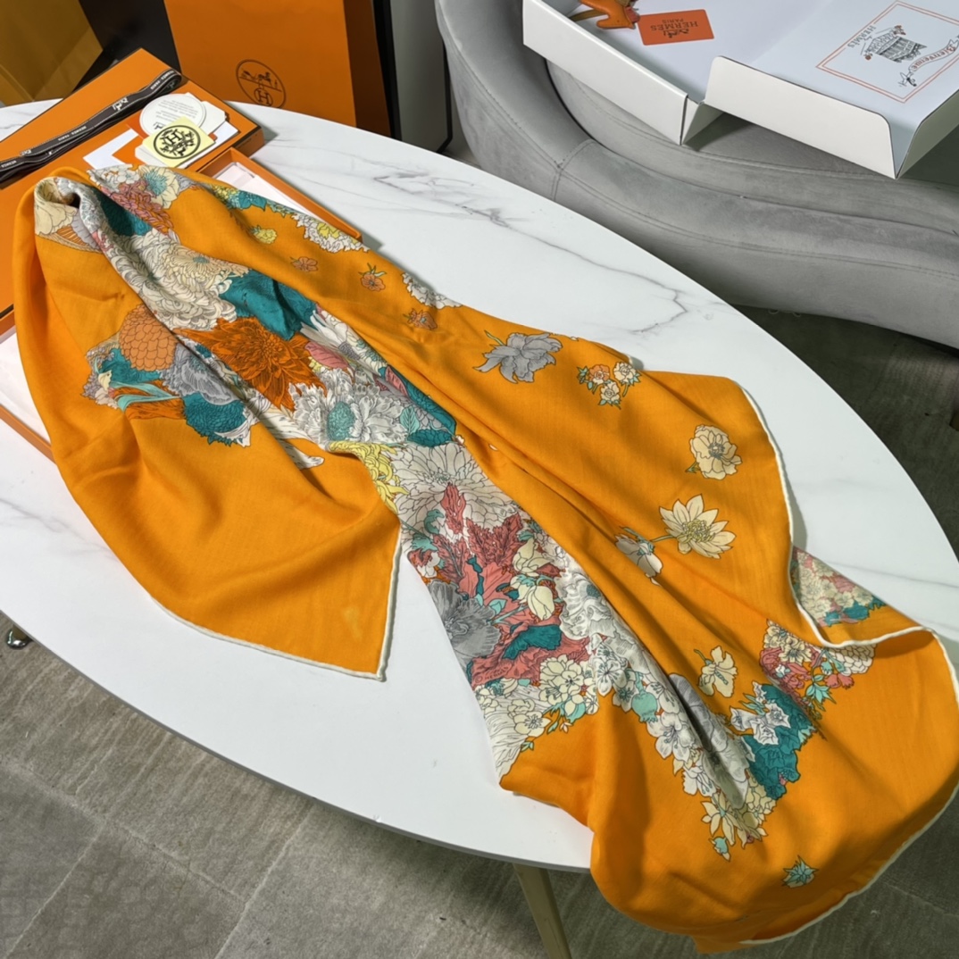 Hermes秋冬丝绒披肩 140 x140cm 70%山羊绒 30%桑蚕丝 纯手工卷边