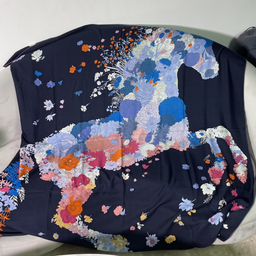 Hermes秋冬丝绒披肩 140 x140cm 70%山羊绒 30%桑蚕丝 纯手工卷边