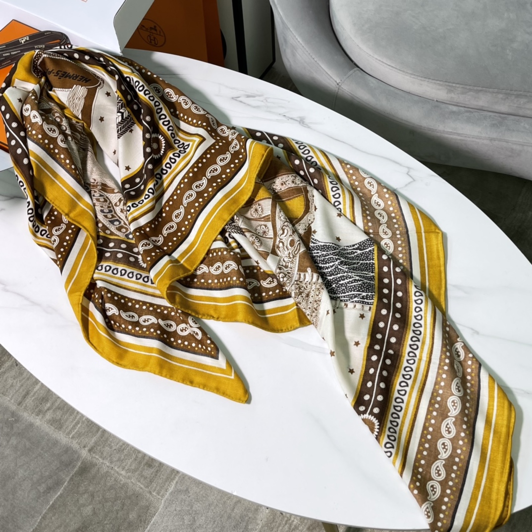 HERMES秋冬《高贵马鞍Bandana》丝绒披肩 140 x140cm 70%山羊绒 30%桑蚕丝 纯手工卷边