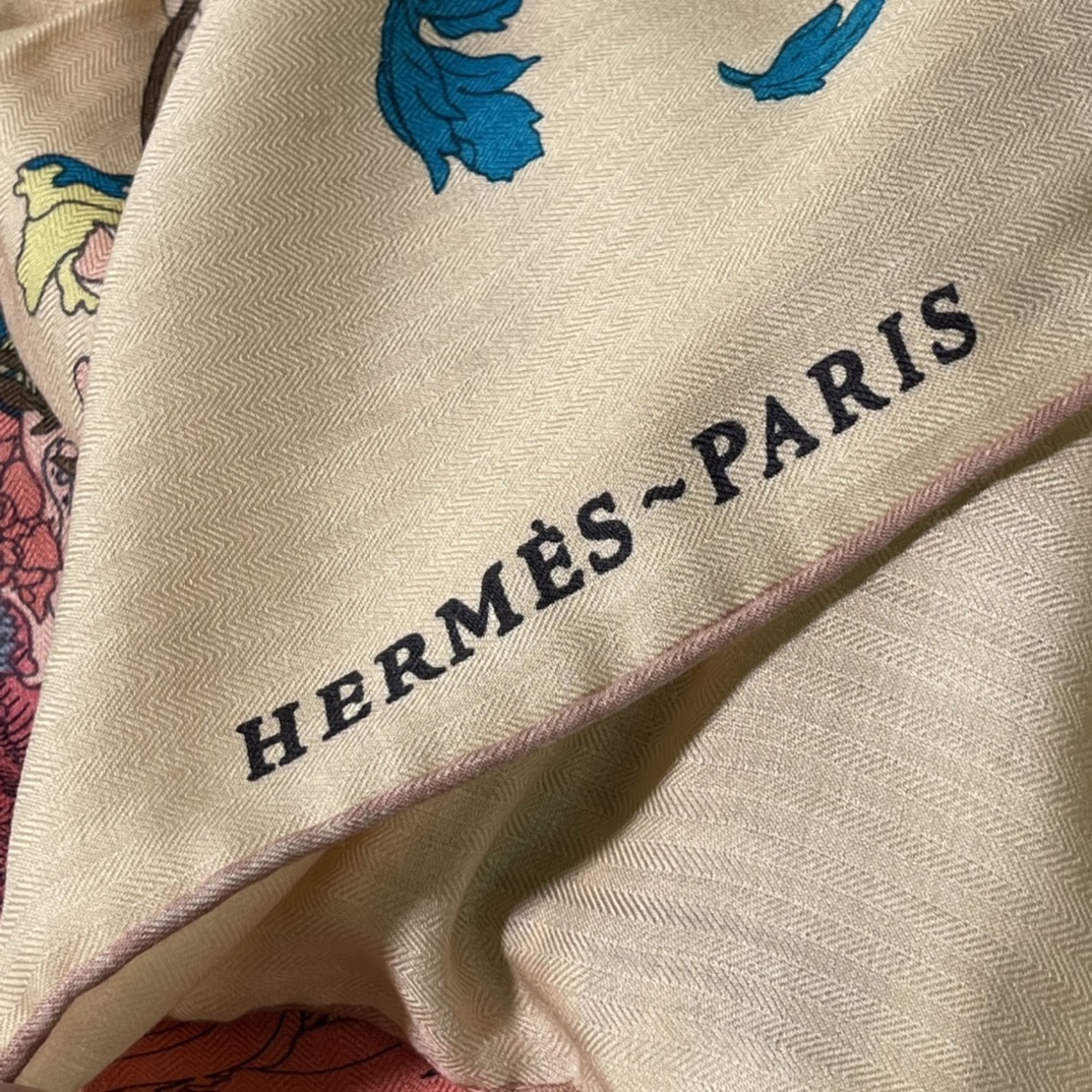Hermes秋冬丝绒披肩 140 x140cm 70%山羊绒 30%桑蚕丝 纯手工卷边