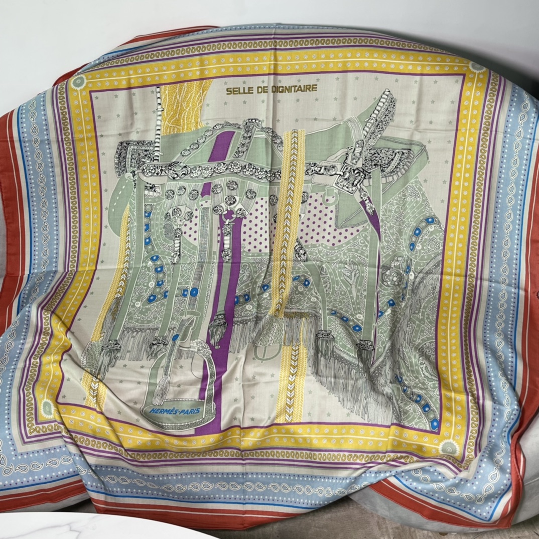HERMES秋冬《高贵马鞍Bandana》丝绒披肩 140 x140cm 70%山羊绒 30%桑蚕丝 纯手工卷边