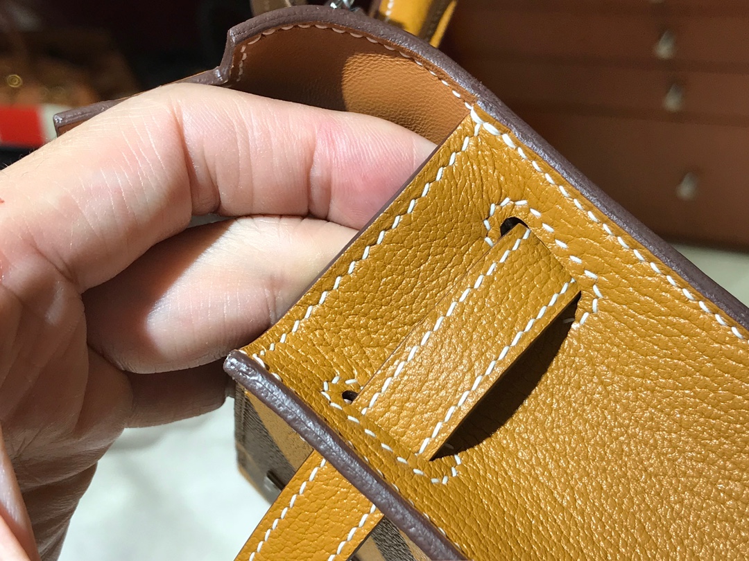 HERMES 爱马仕 【现货】 MiniKelly 2 山羊皮 CK37 金棕色 现货 进口蜜蜡线 全手工制作-铂金女王 HERMES 爱马仕 【现货】 MiniKelly 2 山羊皮 CK37 金棕色 现货 进口蜜蜡线 全手工制作