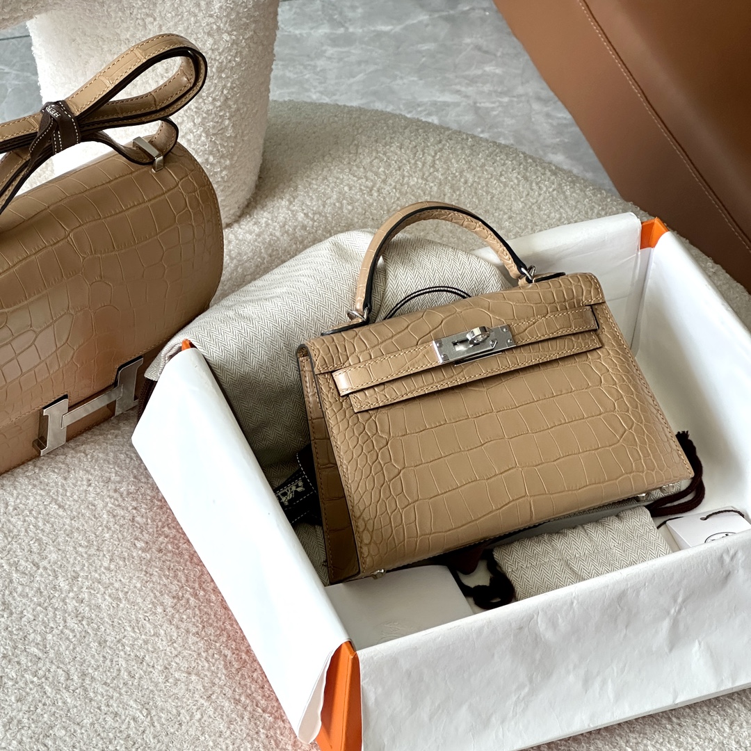 HERMES 爱马仕  MiniKelly 2 0M CHAI 奶茶色 鳄鱼皮 进口蜜蜡线 全手工制作