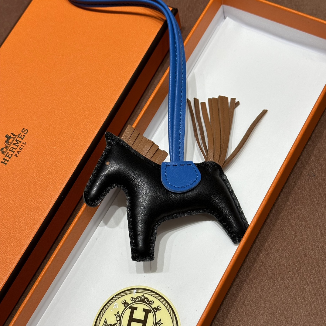 HERMES 爱马仕 【现货】 小马挂件 89 Nior 经典黑 CK37金棕 7T Bleu electrique电光蓝 现货 进口蜜蜡线 全手工制作