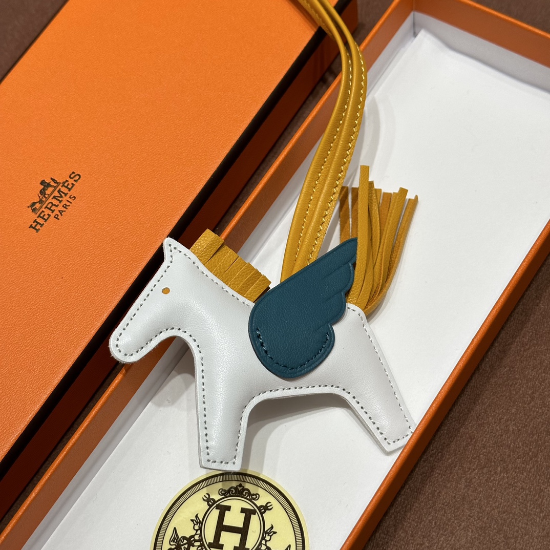 HERMES 爱马仕 【现货】 小马挂件 10 Craie奶昔白 7W Bleu Izmir伊玆密尔蓝 9D 琥珀黄 现货 进口蜜蜡线 全手工制作