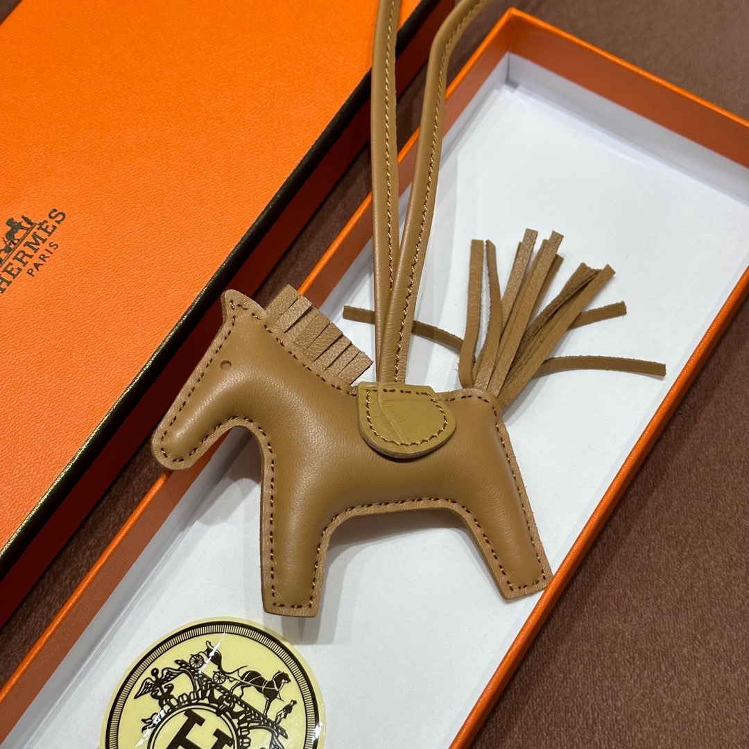 HERMES 爱马仕 【现货】 小马挂件 28 Caremel焦糖色 CK37 金棕色 现货 进口蜜蜡线 全手工制作