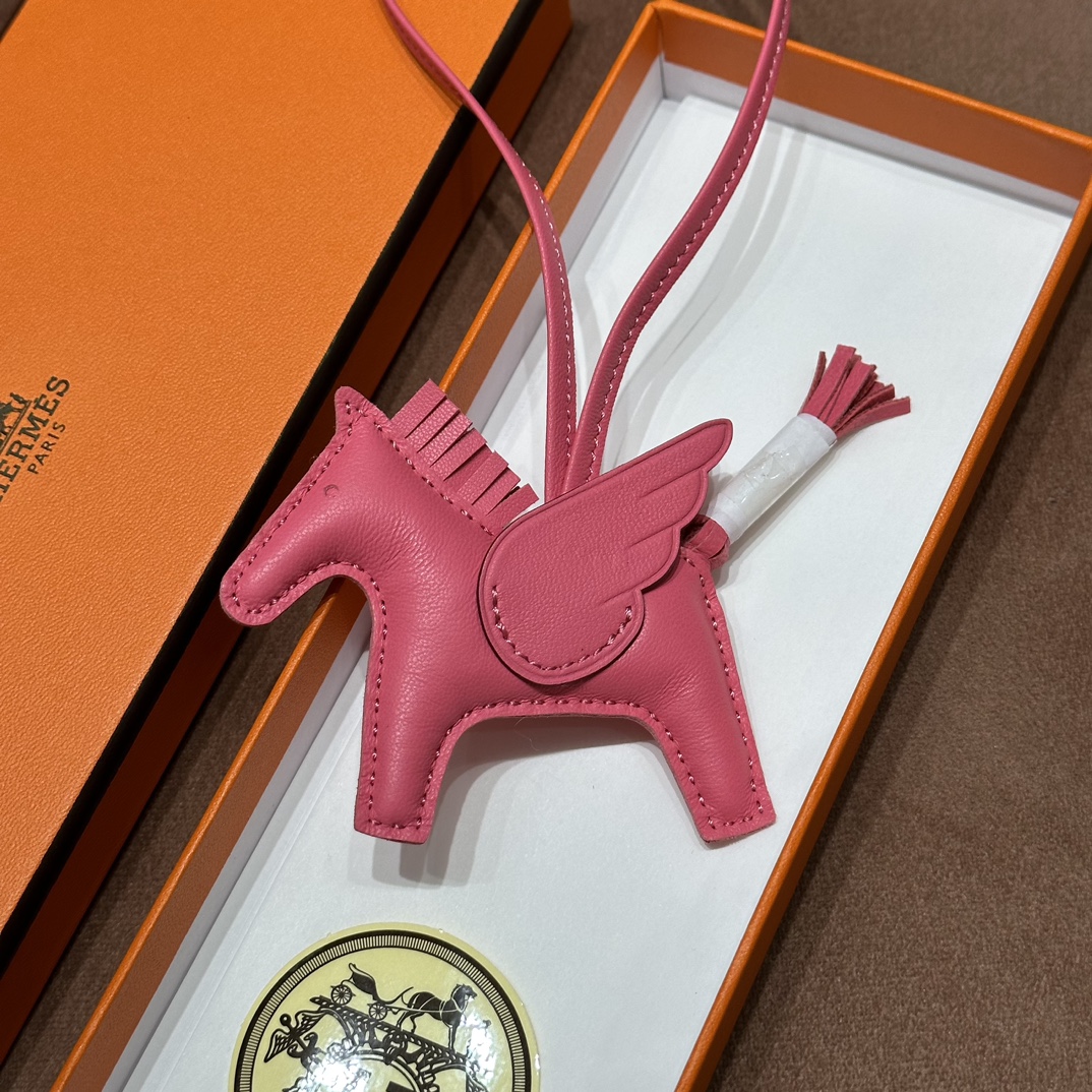 HERMES 爱马仕 【现货】 小马挂件 U5 Rose eLipstick唇膏粉 现货 进口蜜蜡线 全手工制作