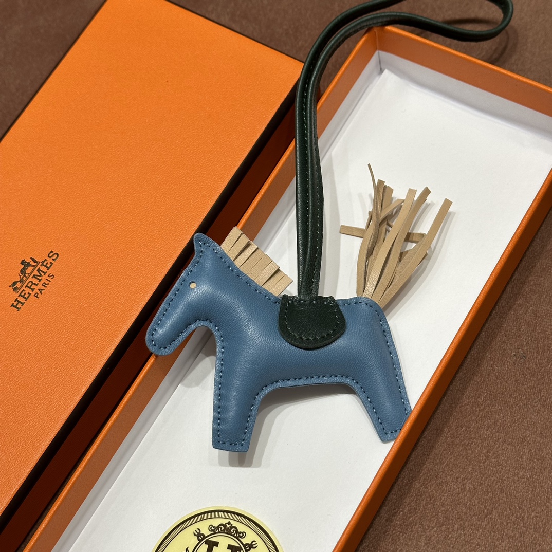 HERMES 爱马仕 【现货】 小马挂件 J7 Bleu Un亚麻蓝 S2 Trench风衣米 6H Vert Veronese维罗纳绿 现货 进口蜜蜡线 全手工制作