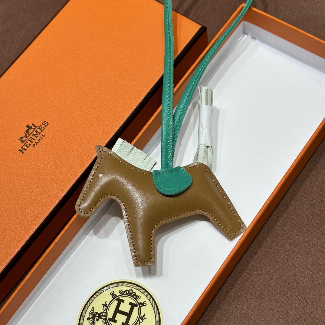 HERMES 爱马仕 【现货】 小马挂件 4B BISCUIT饼干 4S 气泡绿 1K Bambou竹绿色 现货 进口蜜蜡线 全手工制作