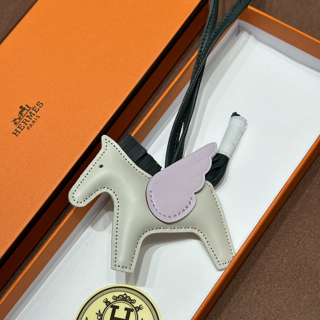 HERMES 爱马仕 【现货】 小马挂件 89 Nior 经典黑 P9 Anemone 银莲花紫 10 Craie奶昔白 现货 进口蜜蜡线 全手工制作