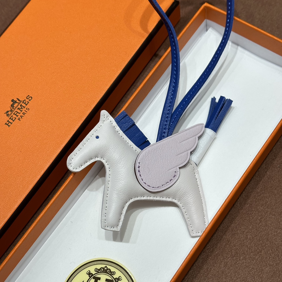HERMES 爱马仕 【现货】 小马挂件 7T Bleu electrique电光蓝 P9 Anemone 银莲花紫 10 Craie奶昔白 现货 进口蜜蜡线 全手工制作