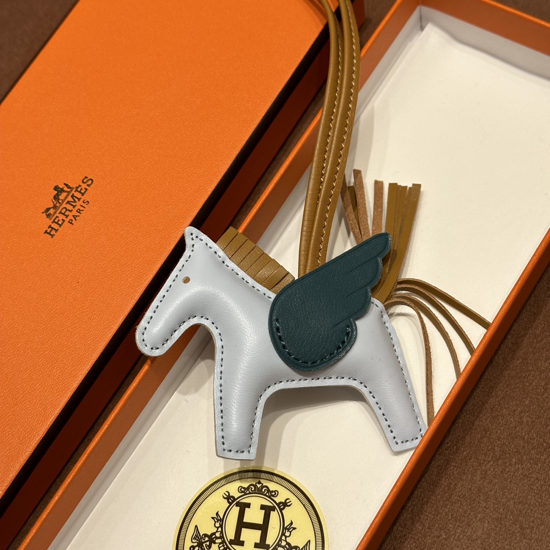 HERMES 爱马仕 【现货】 小马挂件 10 Craie奶昔白 7W Bleu Izmir伊玆密尔蓝 CK37金棕 现货 进口蜜蜡线 全手工制作
