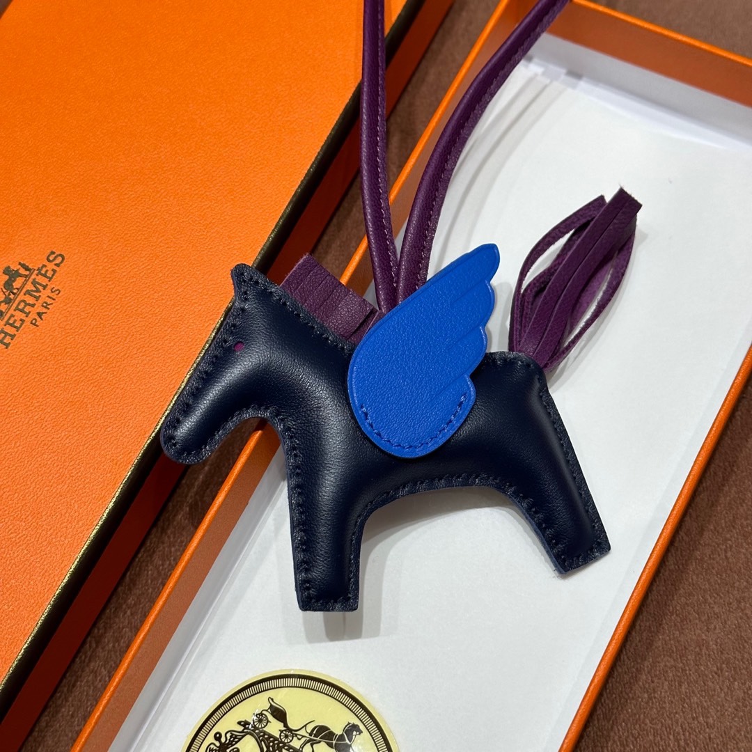 HERMES 爱马仕 【现货】 小马挂件 9G Amethyste 水晶紫 76 Bleu Indigo靛蓝色 7T Bleu electrique电光蓝 现货 进口蜜蜡线 全手工制作