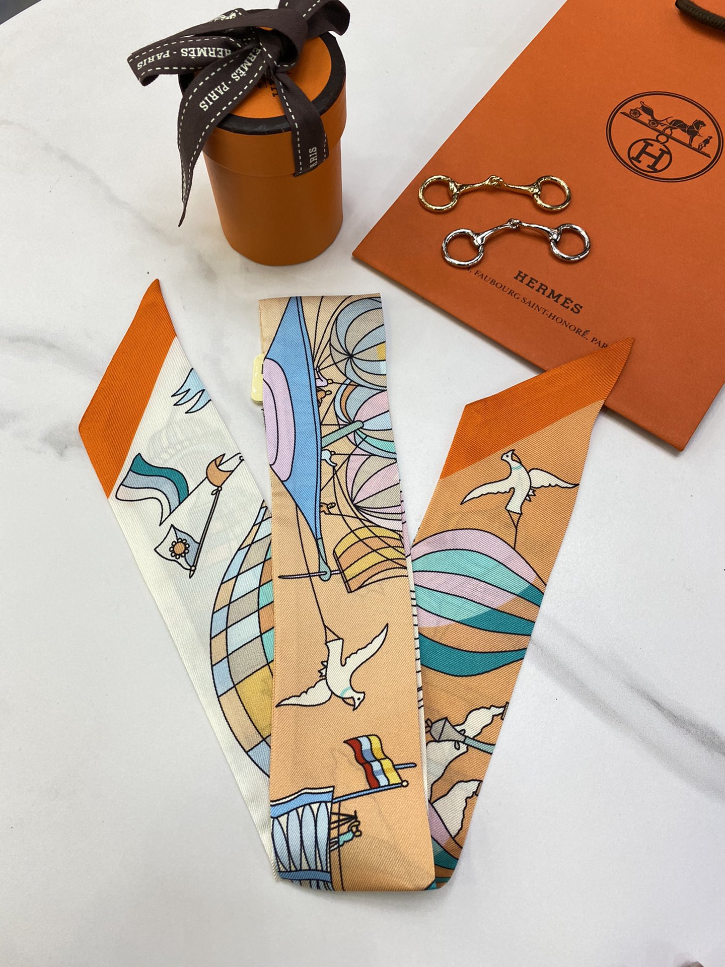 Hermes Maxi twilly Size：5*86cm 100%桑蚕丝 领带、包链、腰带等随意搭配