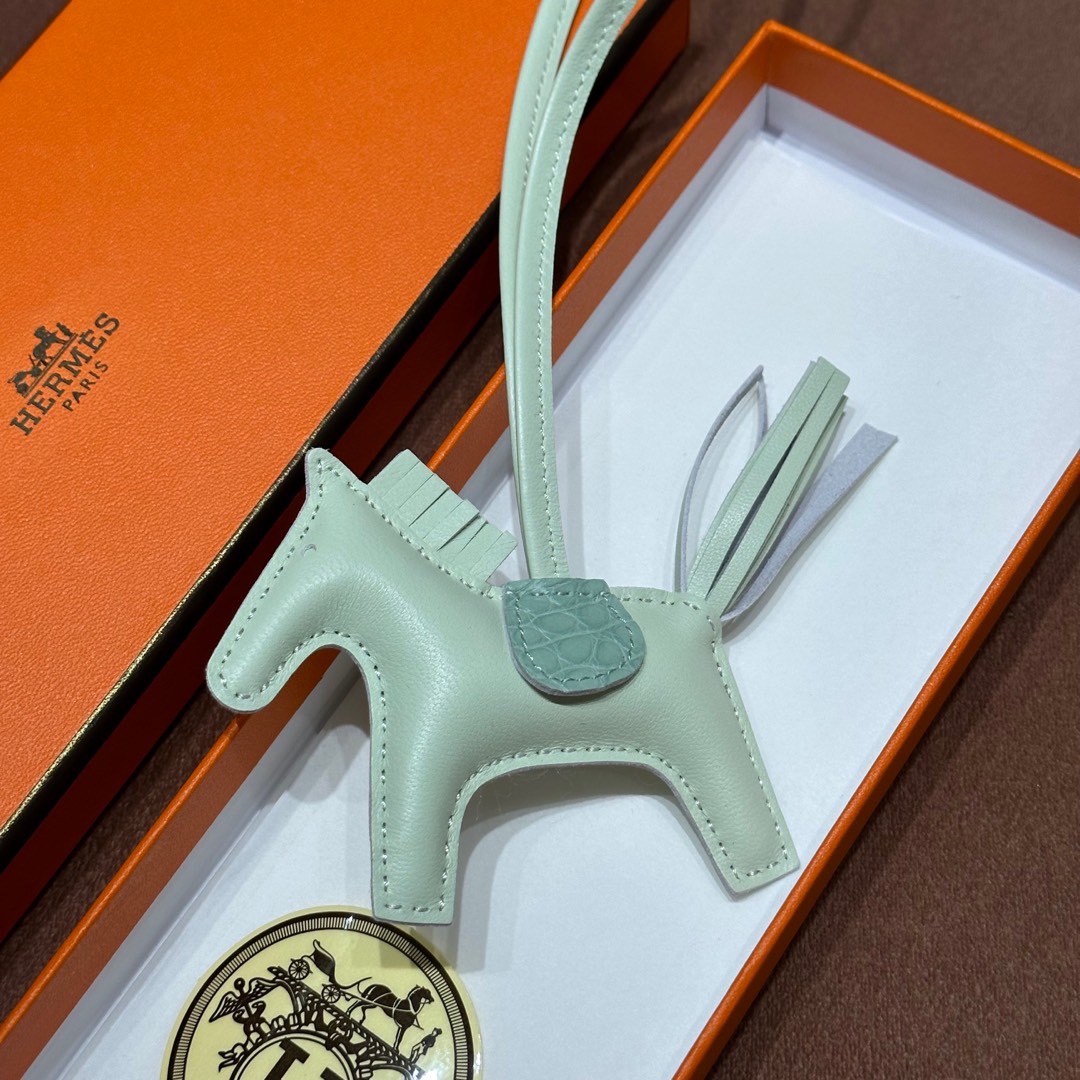 HERMES 爱马仕 【现货】 小马挂件 3i 牛油果绿  现货 进口蜜蜡线 全手工制作