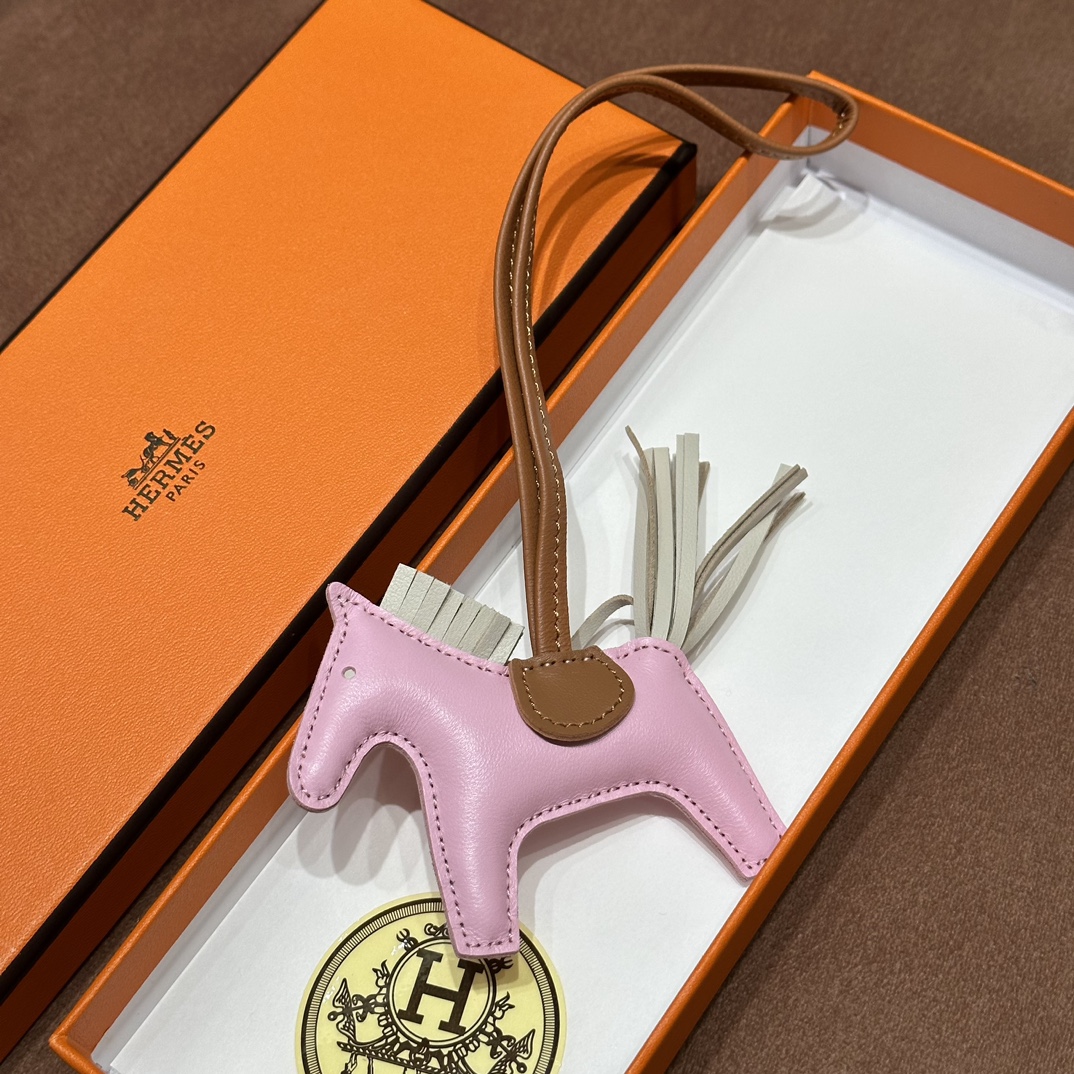 HERMES 爱马仕 【现货】 小马挂件 5P Pink樱花粉 CK37金棕色 80 Gris Perle珍珠灰 现货 进口蜜蜡线 全手工制作