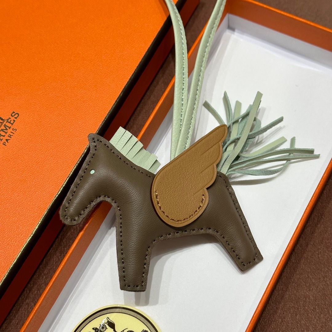 HERMES 爱马仕 【现货】 小马挂件 4B BISCUIT饼干 4S气泡绿 CK37金棕色 现货 进口蜜蜡线 全手工制作